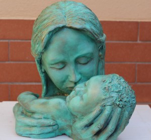 0019-elvira-sirio-La-Maternità-Scultura-Argilla-patinata-30x35x35cm
