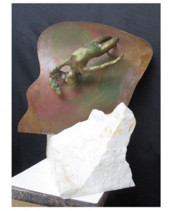 0064-carmen-dos-santos-Verso il fondo del mare″ . Marmo, Bronzo e Ferro .50 cm di altezza x 43 cm di larghezza x 35 cm di profondità 